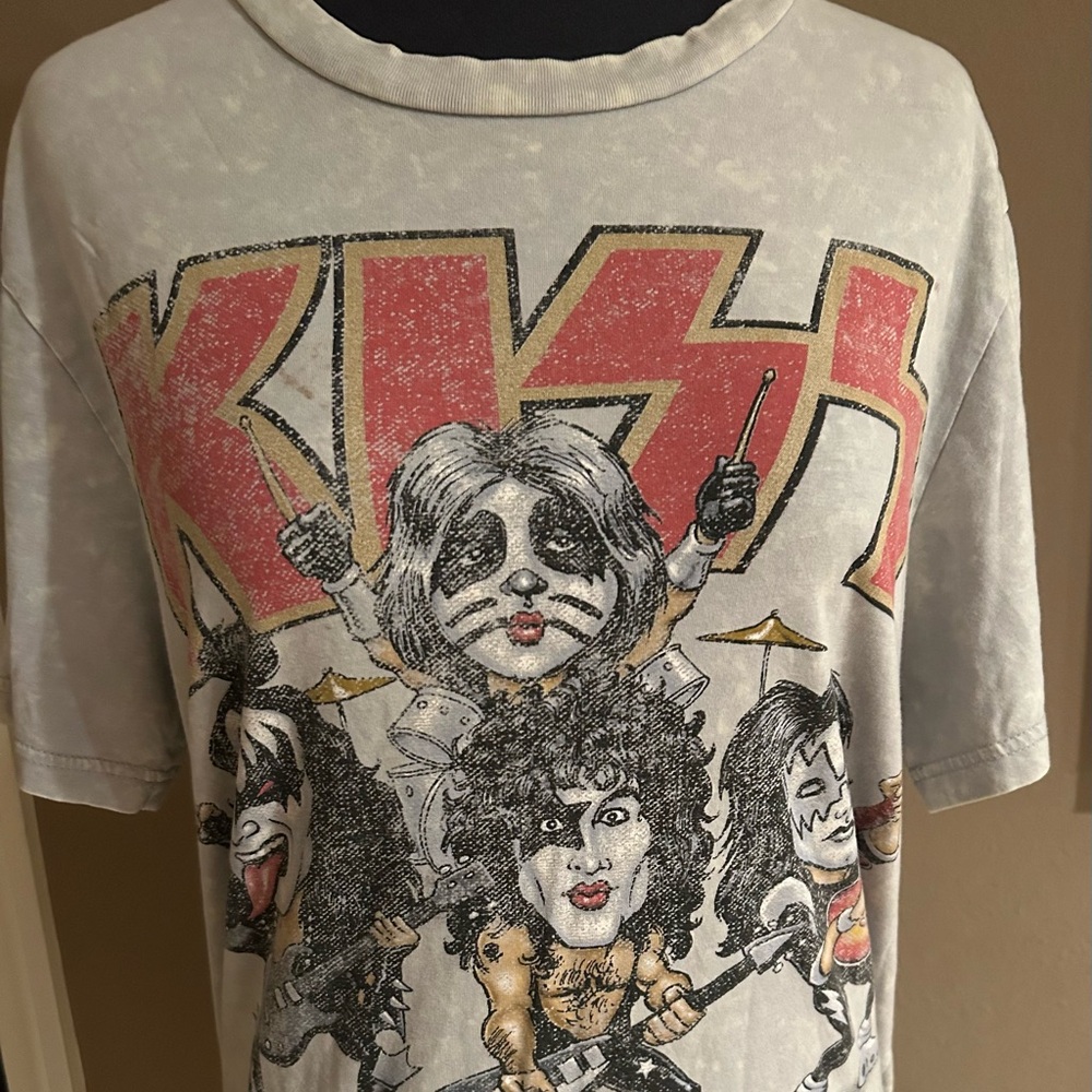 Ladies Fan T-Shirt Kiss Band. Marbled Grey and Red Graphic size medium.
